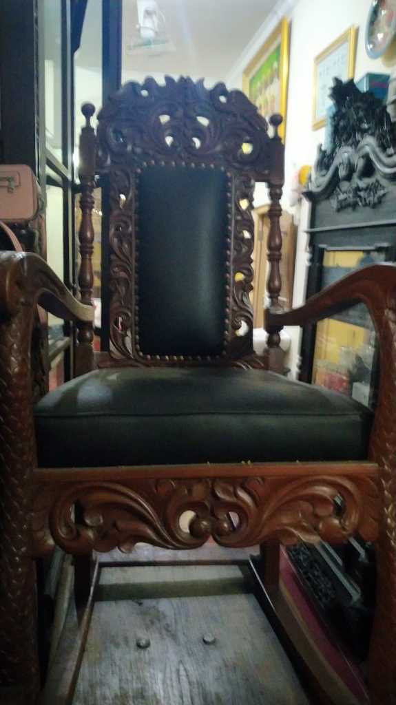 Kursi goyang motif sisik naga