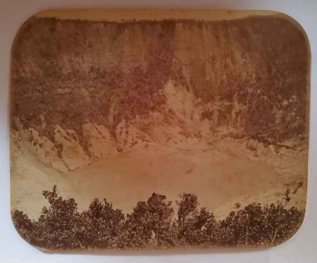 Foto Antik/Foto Kuno; estimasi tahun 1870-an; ukuran 24,5cm x 19cm (C 0046)