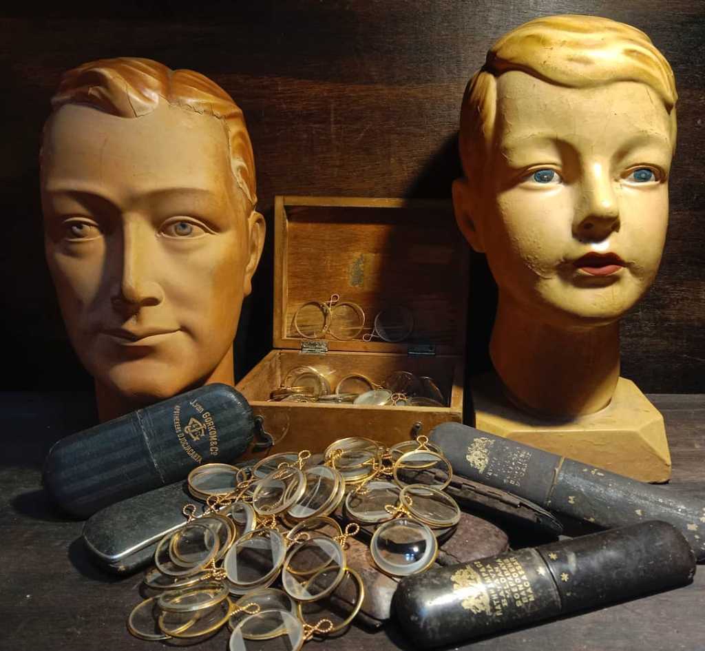 Ornament eks toko kacamata era tahun 30 an