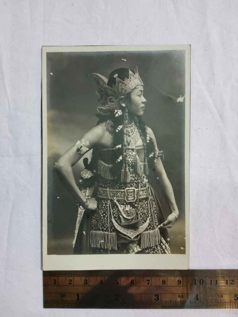 Foto Antik / Foto Kuno "Nyai Bei Mardusari"; estimasi tahun 1900-an awal; ukuran 14cm x 9cm