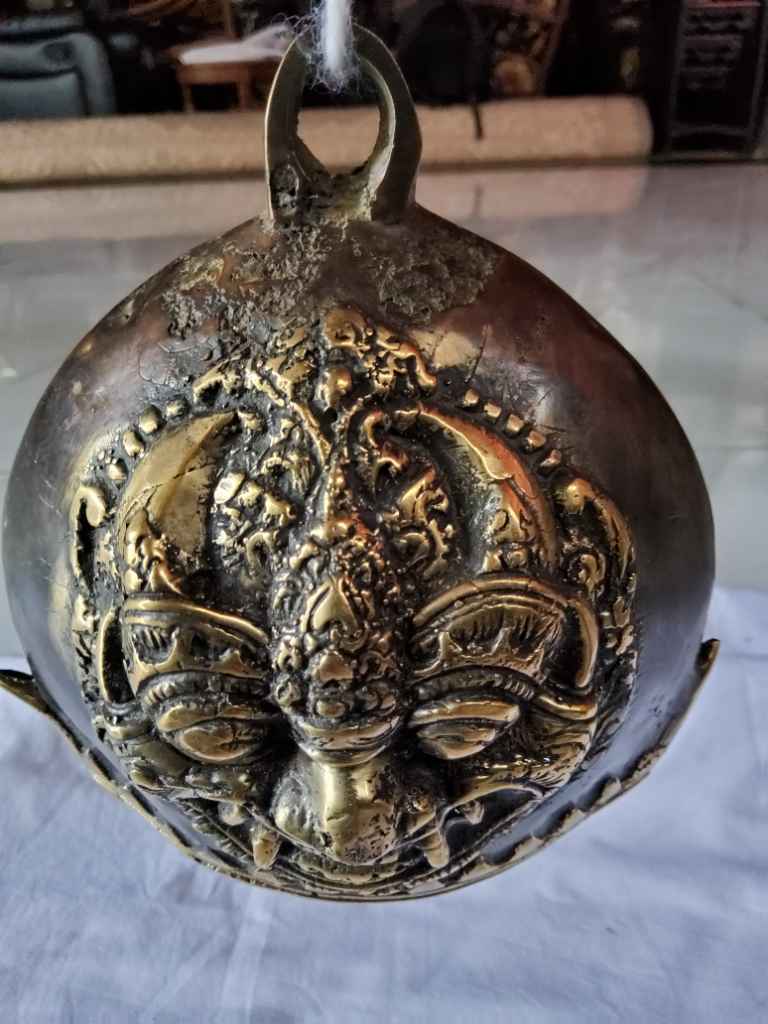 Klonengan Sapi, motif Barong timbul, bahan Kuningan (K 0001)