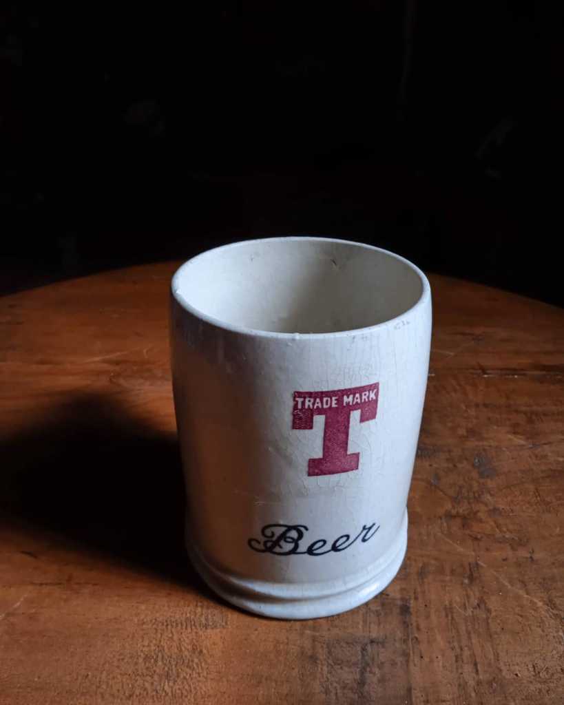 Mug beee "T Beer" Antik.. Bahan Keramik