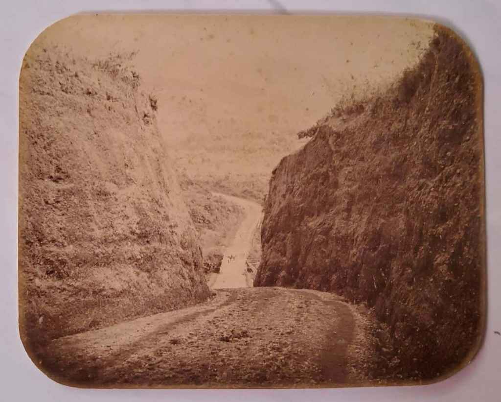 Foto Antik/Foto Kuno; estimasi tahun 1870-an; ukuran 24,5cm x 19cm (C 0045)