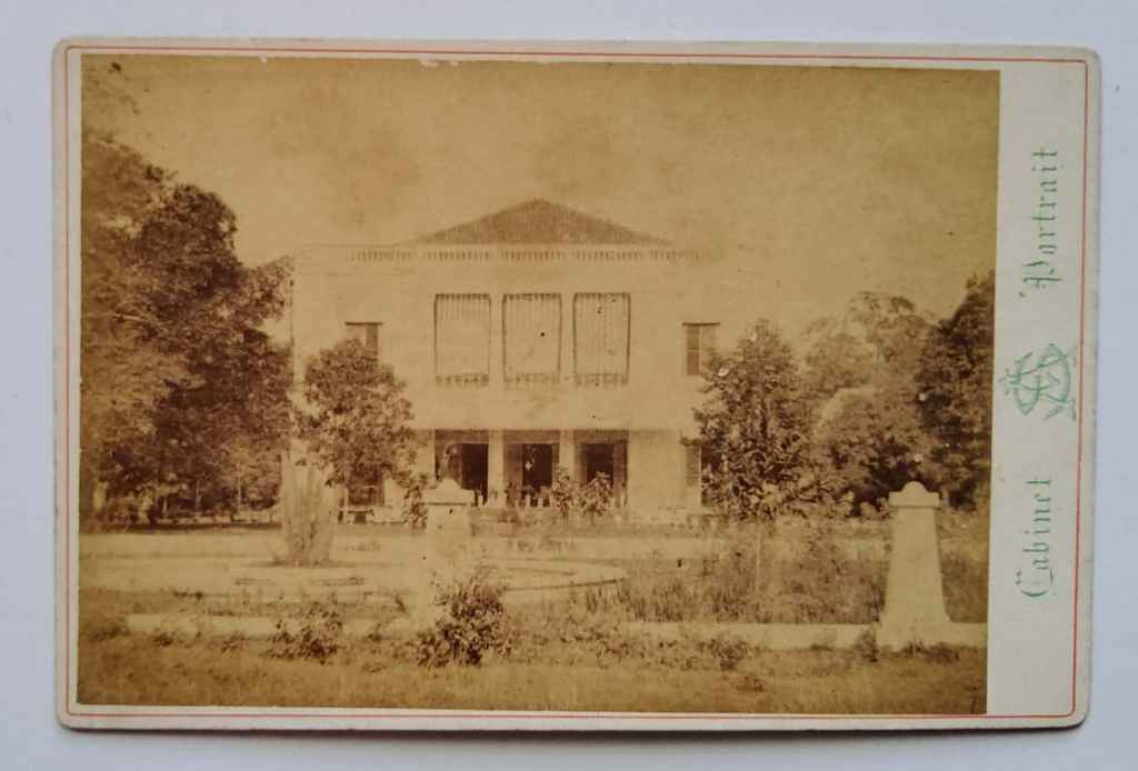 Foto Antik / Foto Kuno ; estimasi tahun 1870-an; ukuran 10cm x 14,5cm (kecil 0031)