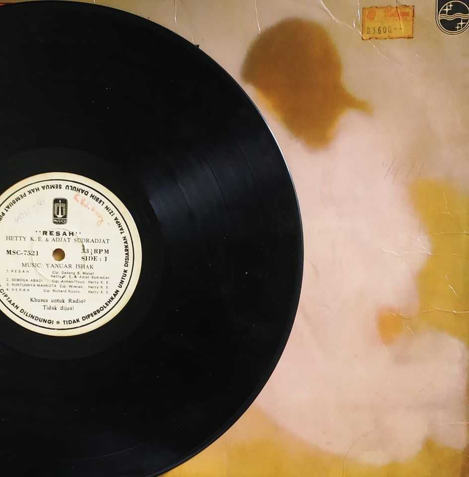 Piringan Hitam Resah - Hetty K.E & Adjat Sudradjat
