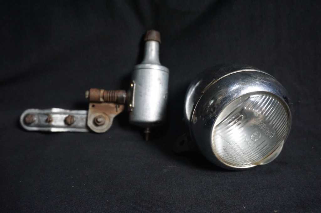 satu set lampu dan dinamo