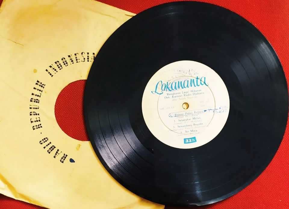 Piringan Hitam Rangkaian Lagu - Lagu Hiburan