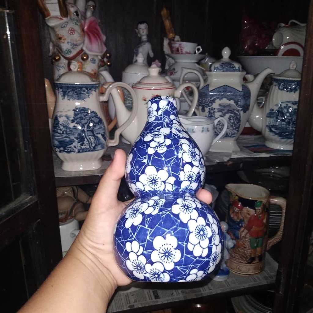 Botol biru batik