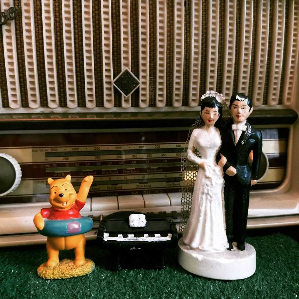 Patung Winnie The Pooh Dan Pengantin Bahan Gypsum