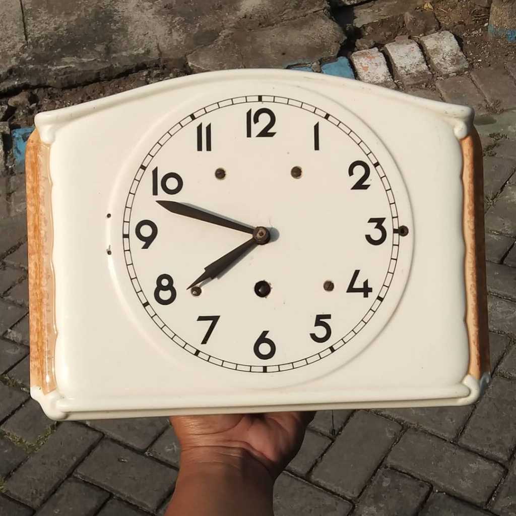 Jam dinding keramik lubang satu