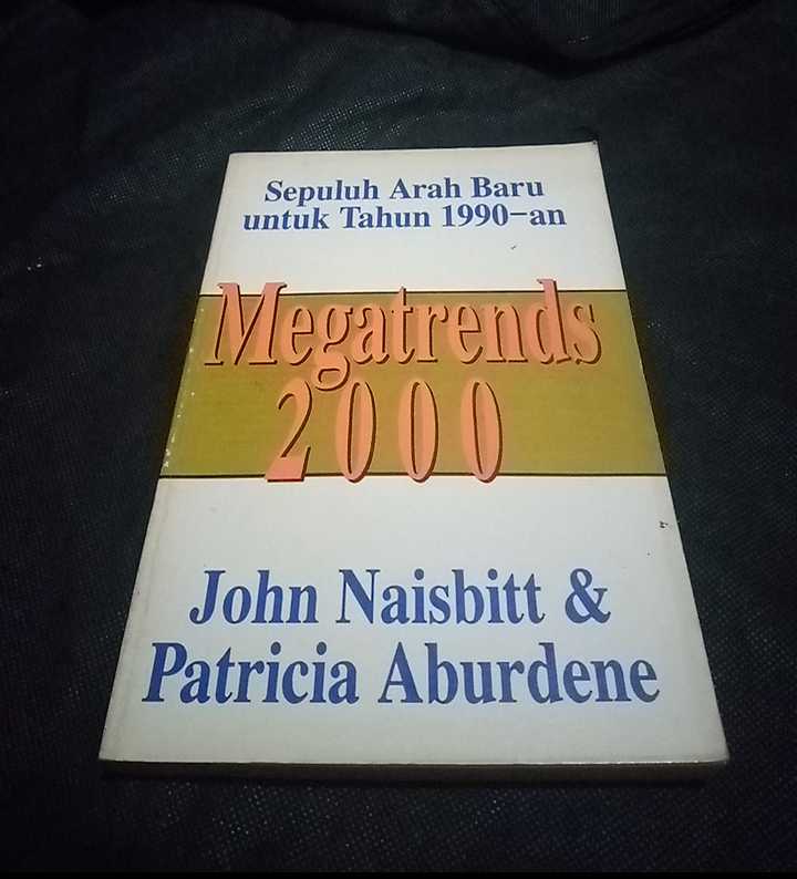 Buku Sepuluh Arah Baru Untuk Tahun 1990-an MEGATRENDS 2000 - Oleh John Naisbitt & Patricia Aburdene - Alih Bahasa Drs FX Budijanto - Penerbit BINARUPA Aksara - Cetakan Pertama - Tahun 1990