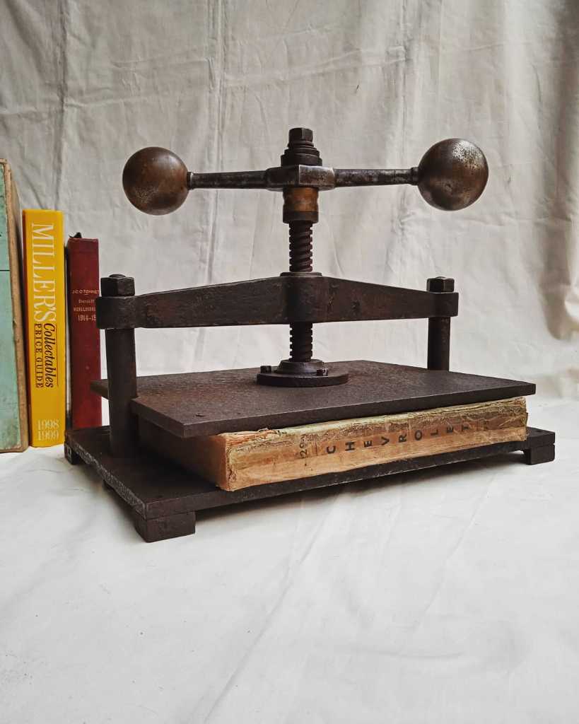 Alat Press Kertas Antik