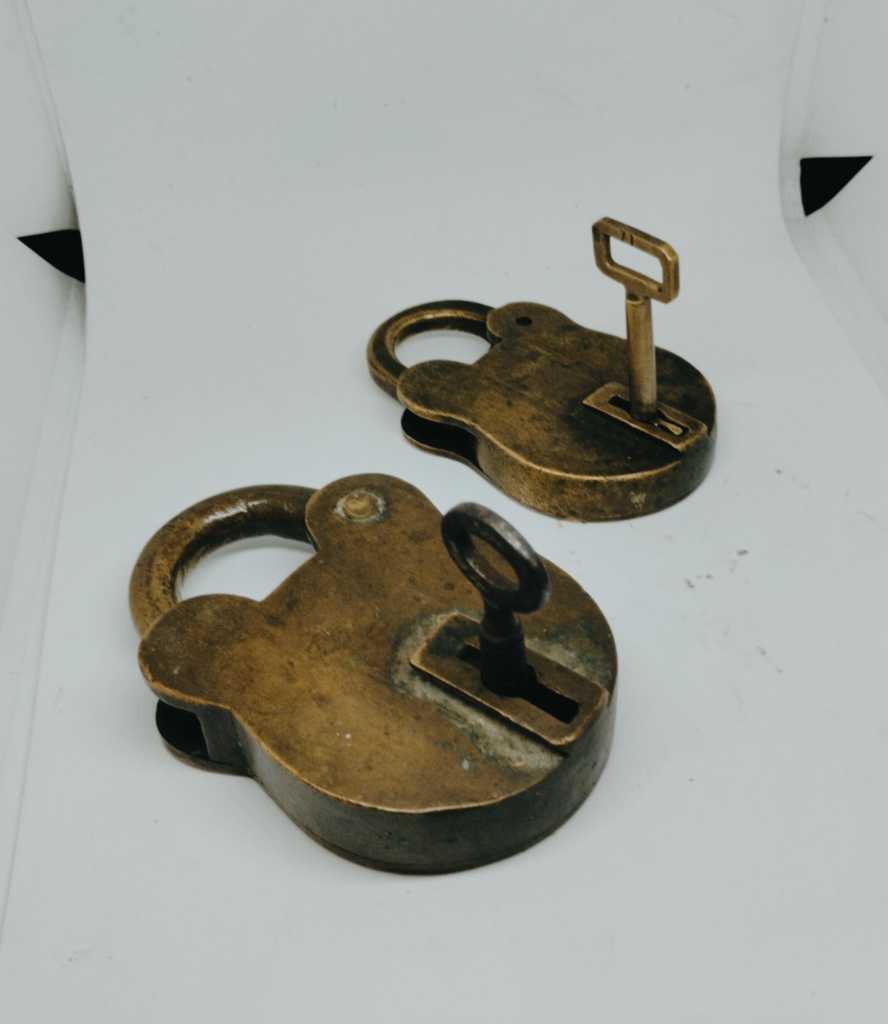 Gembok Kuningan Kuno