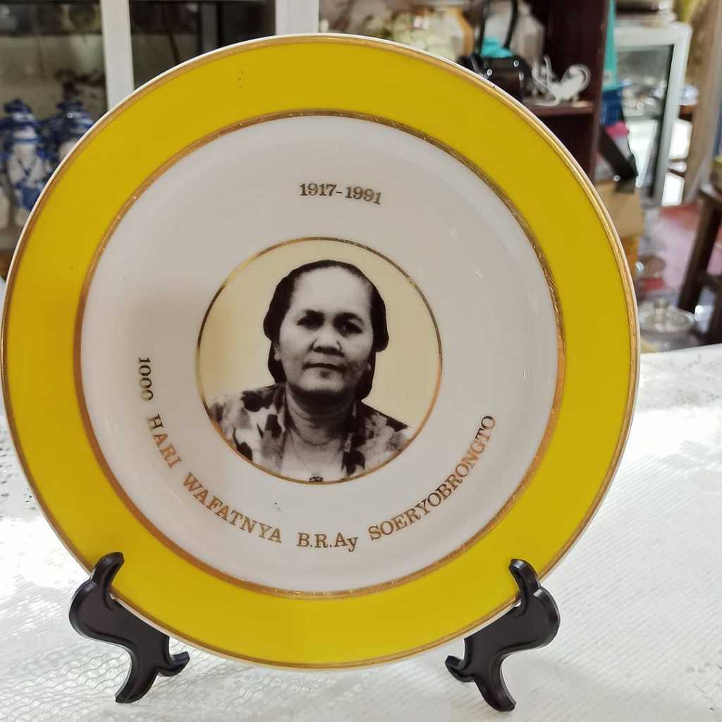 Piring Keramik Vintage