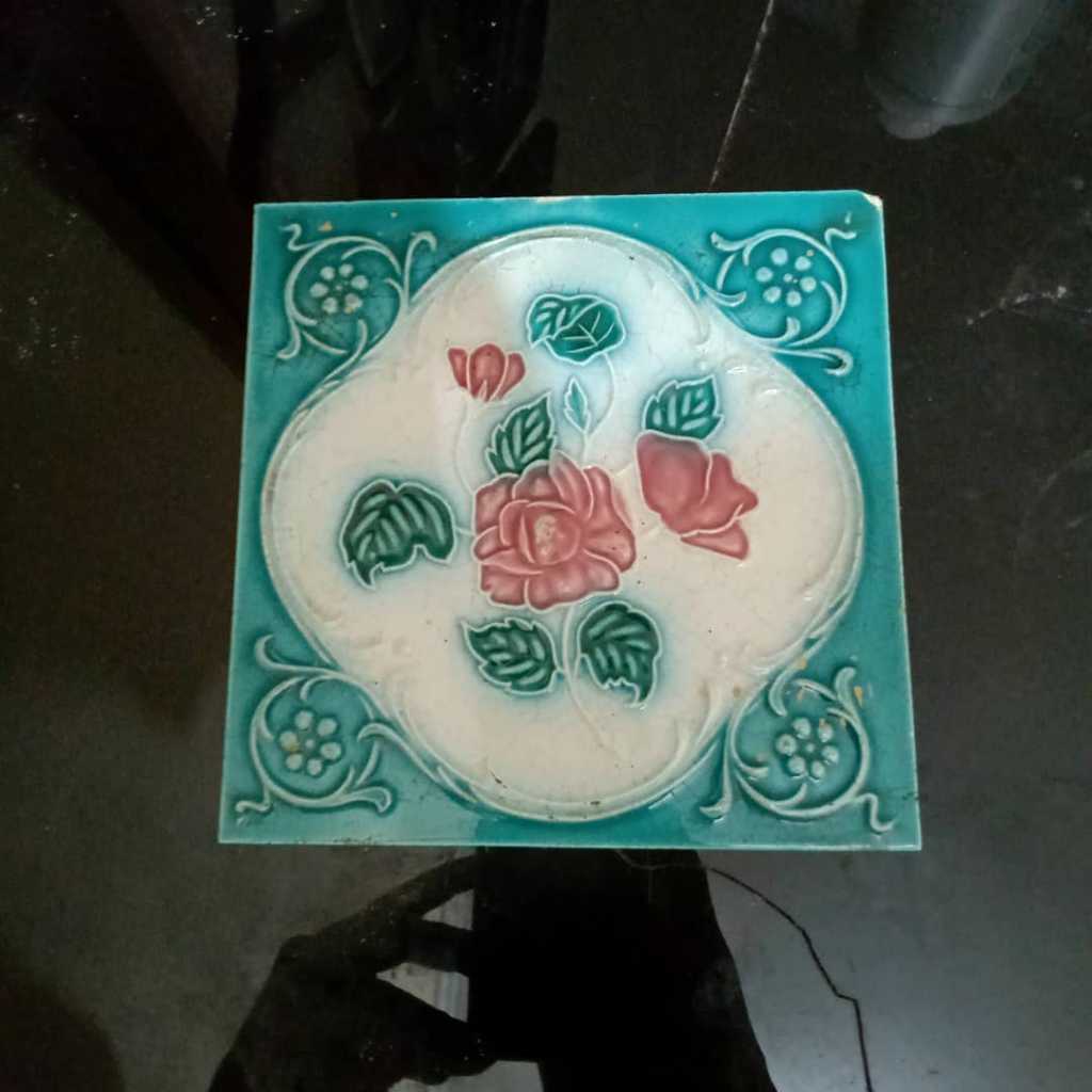 Tegel lawasan / kuno.15cm x15cm.