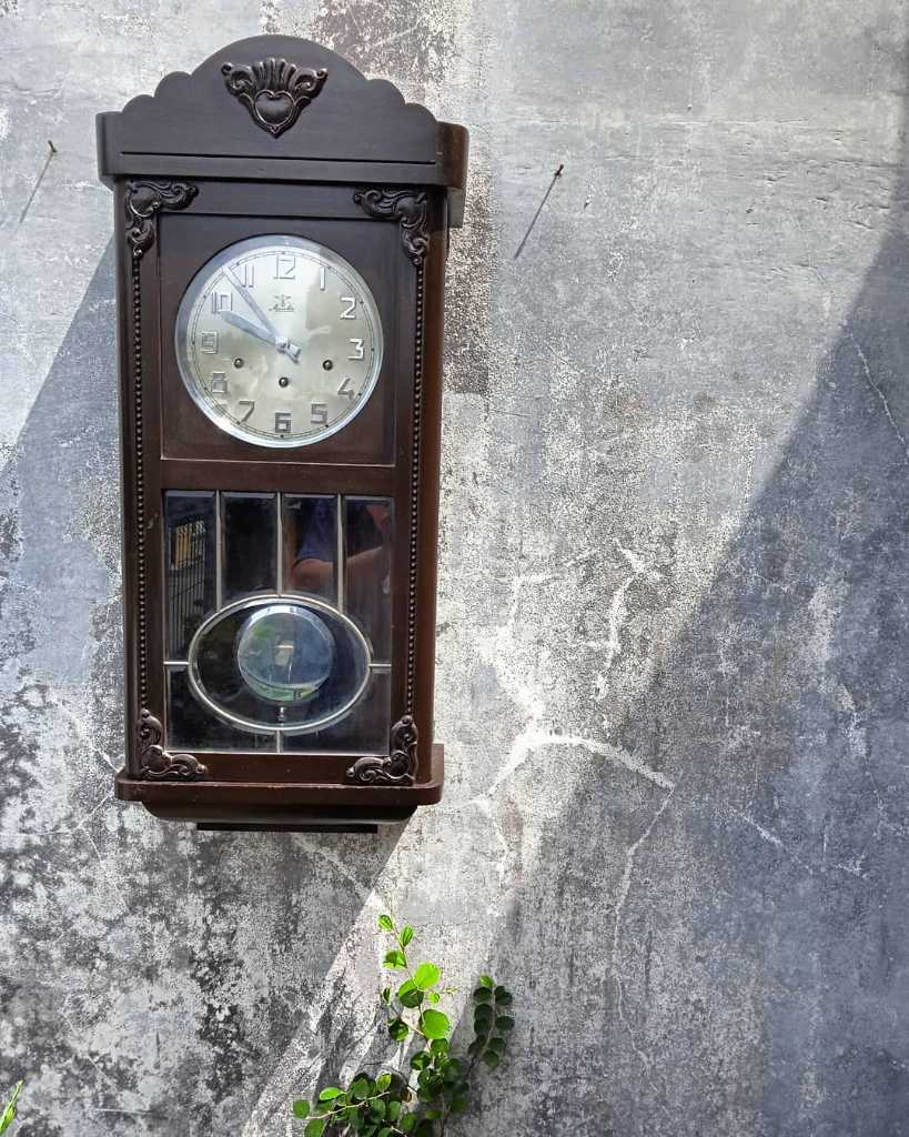 Jam dinding bandul vintage.. "MAUTHE". Antik