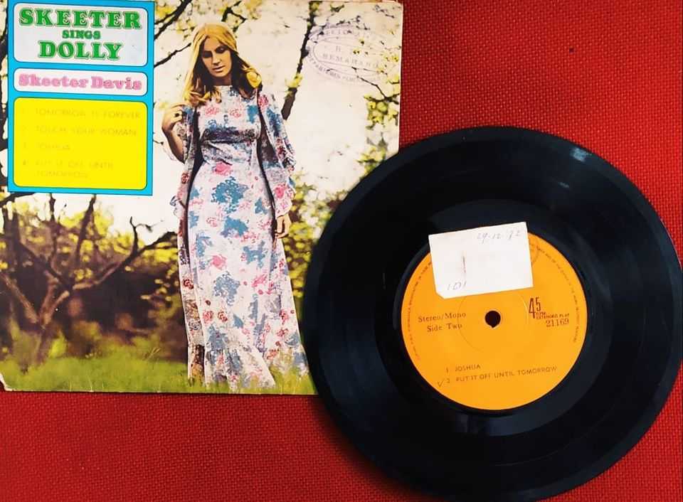 Piringan Hitam Skeeter Sings Dolly