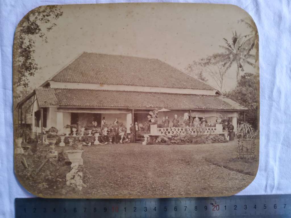 Foto antik; estimasi tahun 1870-an awal; ukuran 24,5cm x 19cm