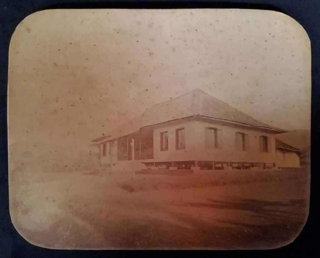 Foto Antik/Foto Kuno; estimasi tahun 1870-an; ukuran 24,5cm x 19cm (C0018)