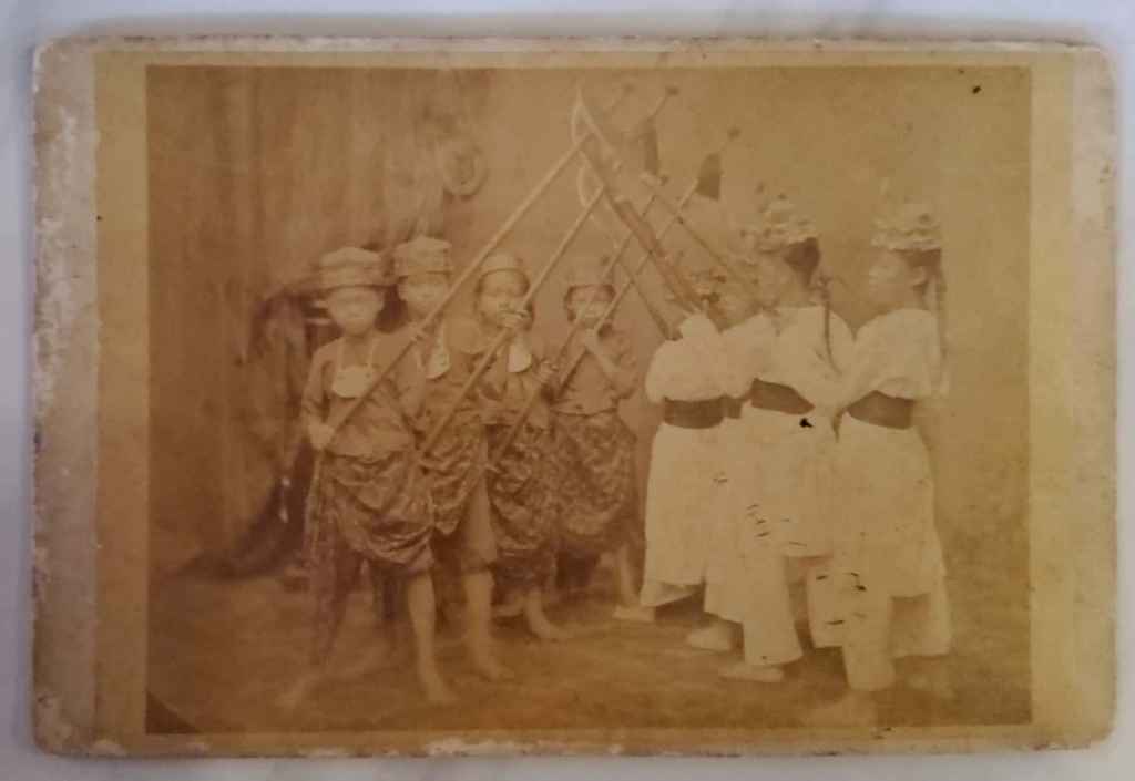 Foto Antik / Foto Kuno ; estimasi tahun 1870-an; ukuran 10cm x 13,5cm (kecil 0037)