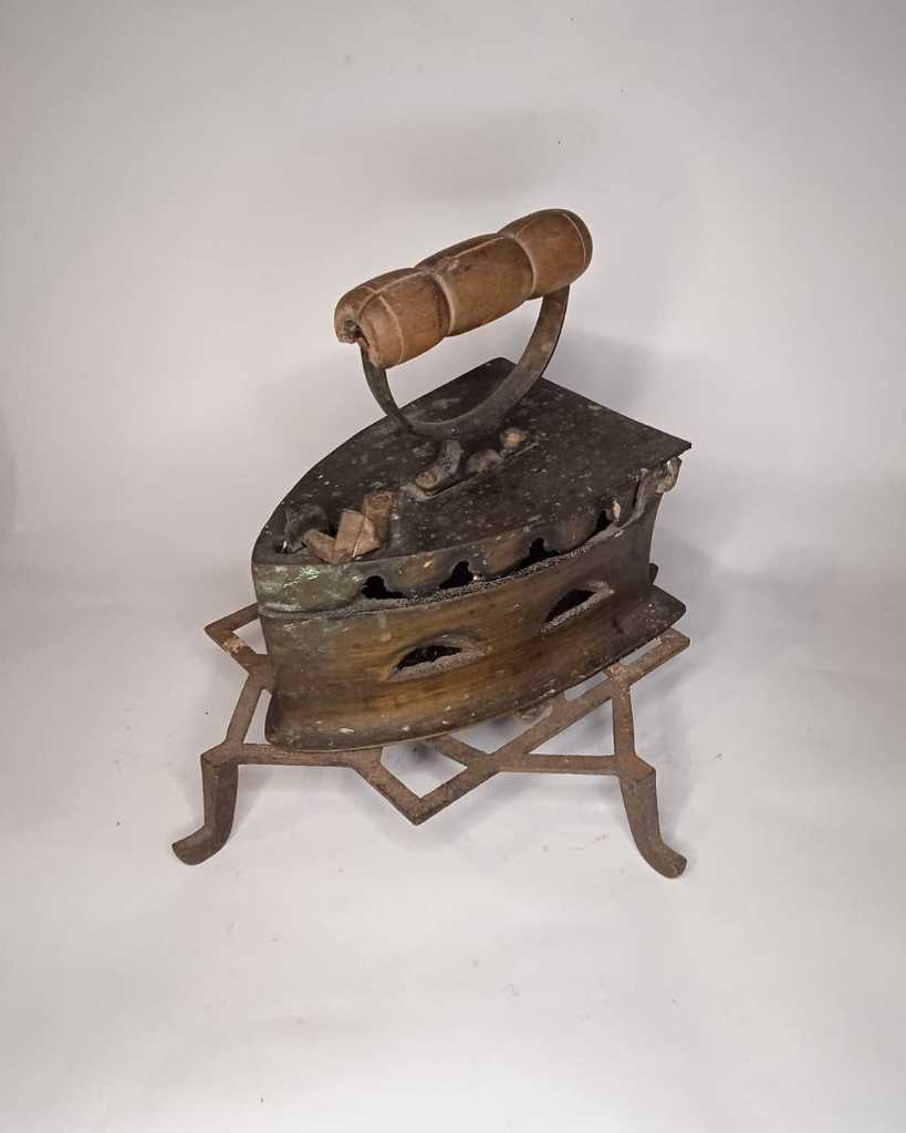 Setrika Kuningan Antik