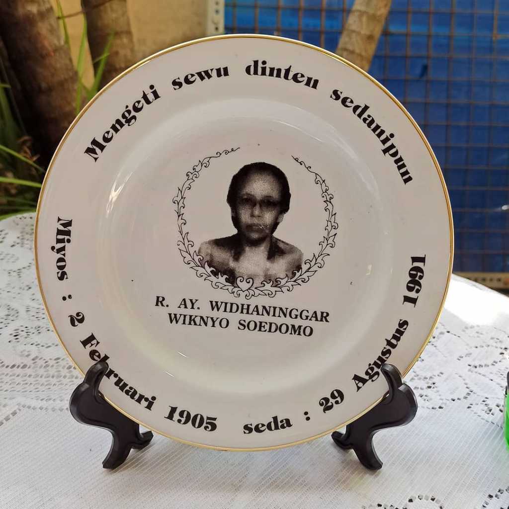 Piring Keramik Vintage