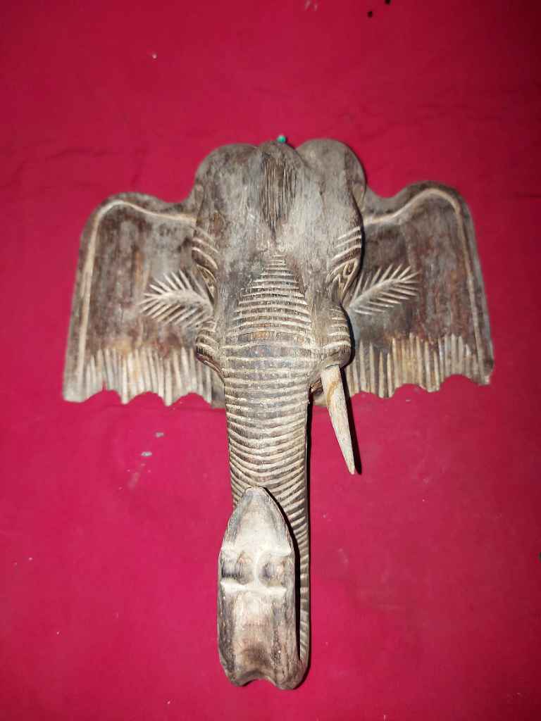  Patung  tua bahan  kayu  karakter gajah