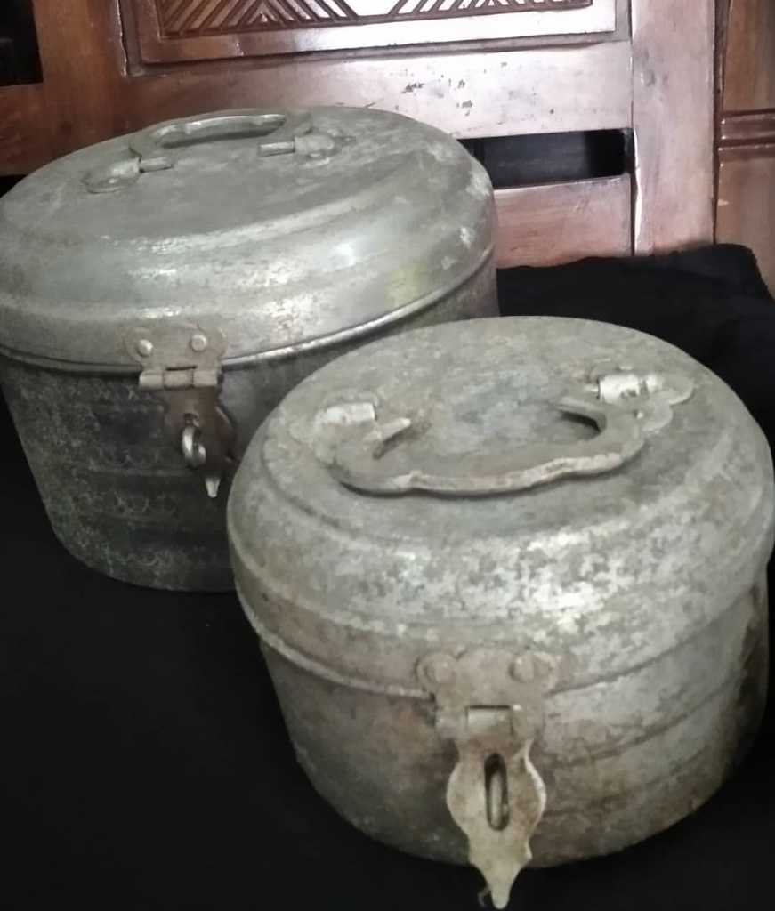 Wadah dari perak bakar