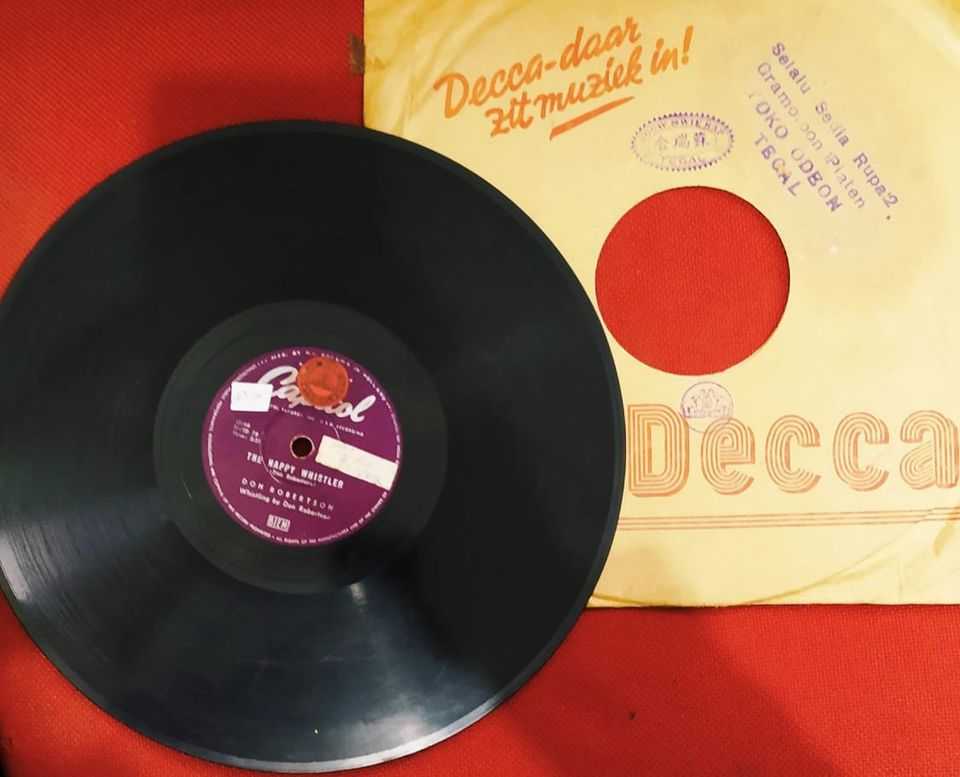 Piringan Hitam The Happy Whistler - Don Robertson