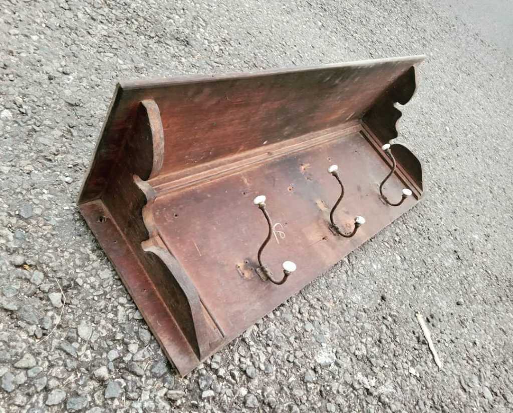 Kapstok lawasan kayu jati warna cantolan dari kramik.