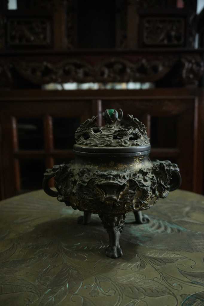 Tempat Abu bahan Perunggu tinggi: 4cm lebar: 7cm