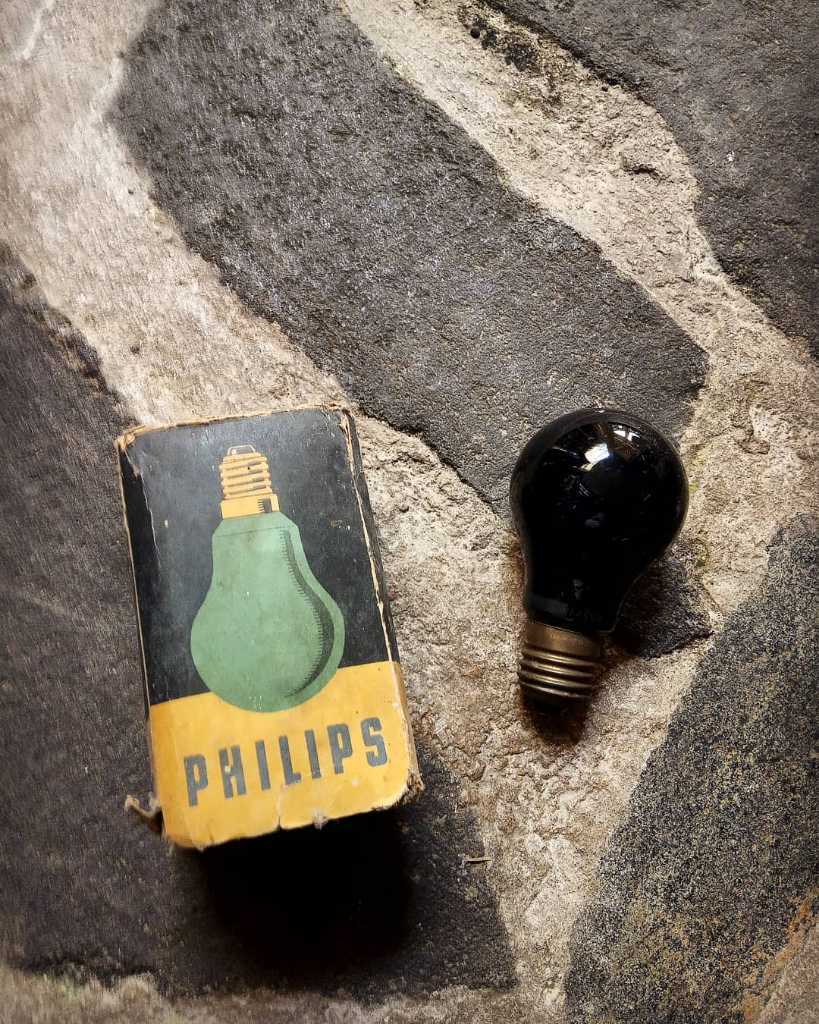 Lampu Philips Antik.