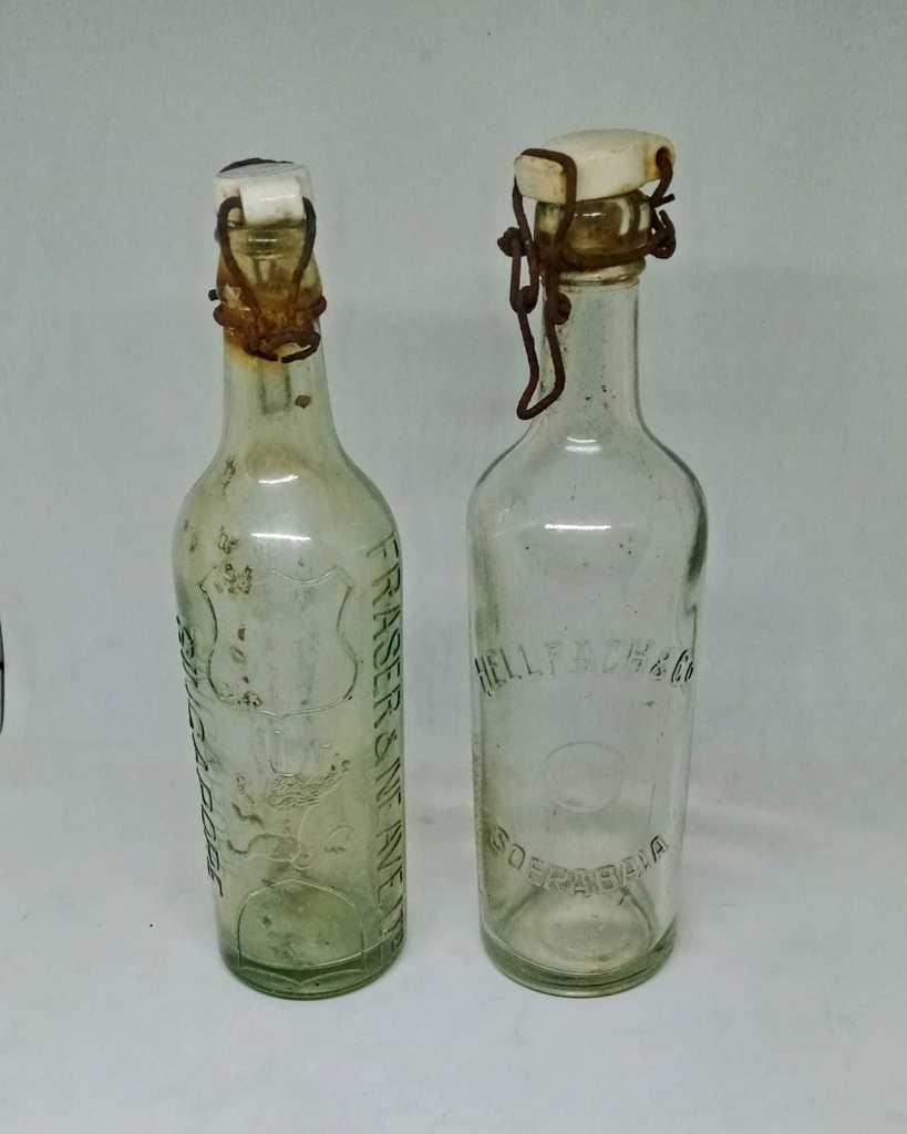 Sepasang Botol embos Hellfach & Co , Fraser & Neave Ltd Singapore