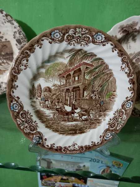Piring Porcelain Vintage