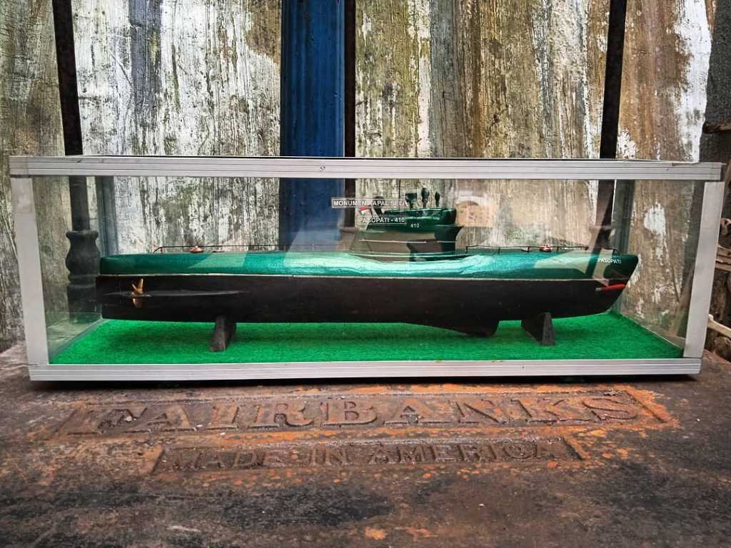 Miniatur Kapal Selam Antik