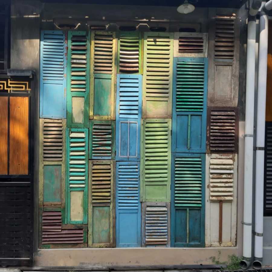 Jendela krepyak jadul klasik antik dekorasi vintage retro