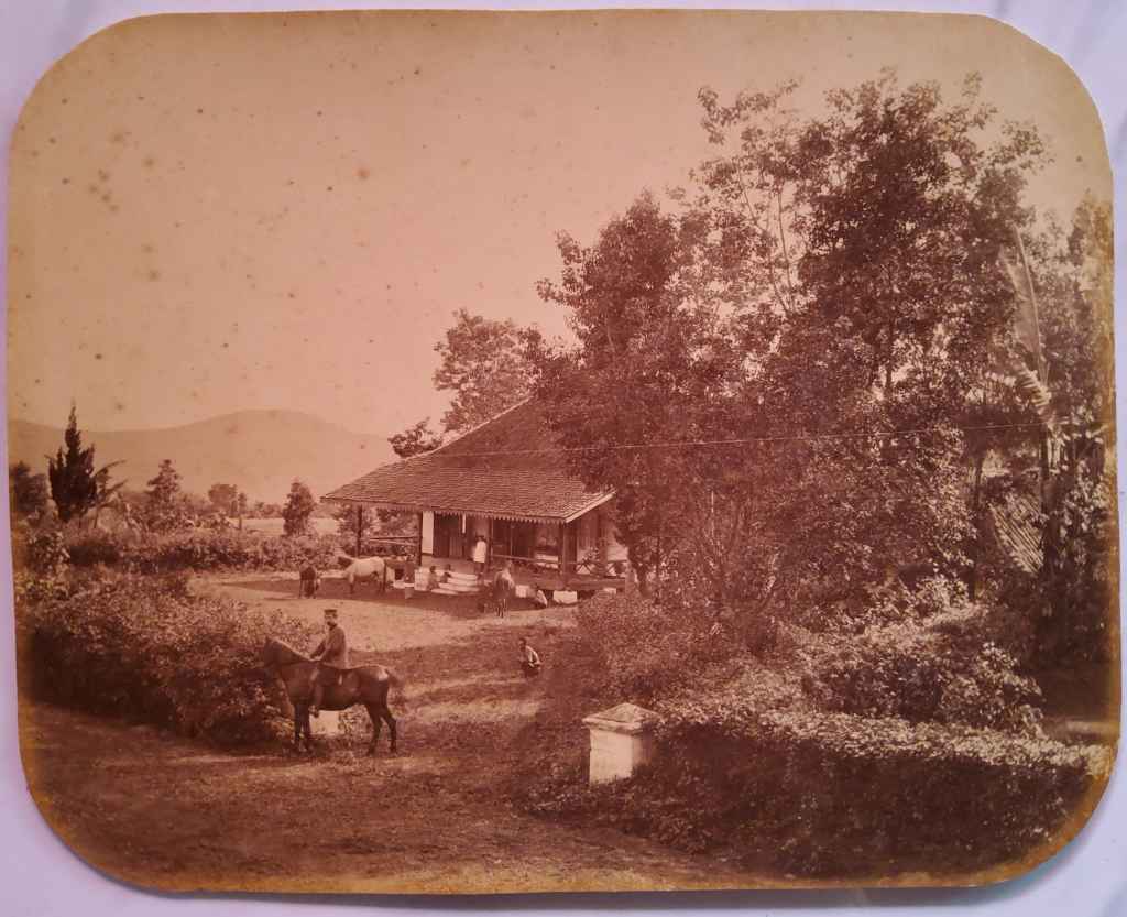 Foto Antik / Foto Kuno; estimasi tahun 1870-an; ukuran 24,5cm x 19cm