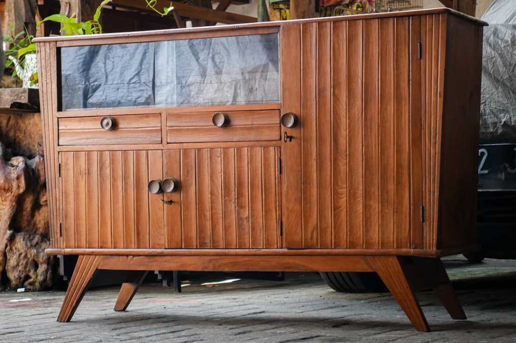 Buffets / Sideboards Bergaya Jengki. Material kayu jati.