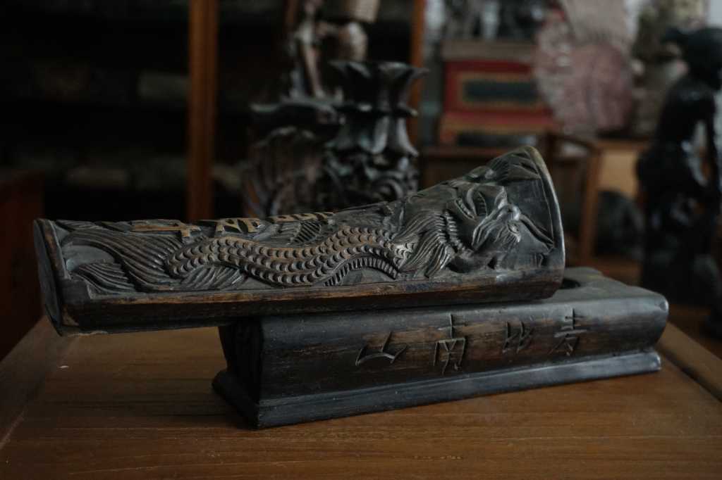 Tempat Kuas Cina kayu Jati motif Naga dan Aksara Cina