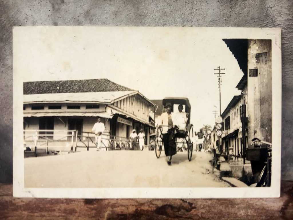 Kartu pos antik, suasana pecinan di salah satu kota di Indonesia..