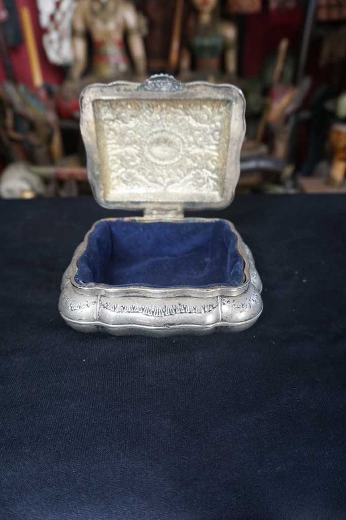 Tempat Perhiasan Perak Vintage