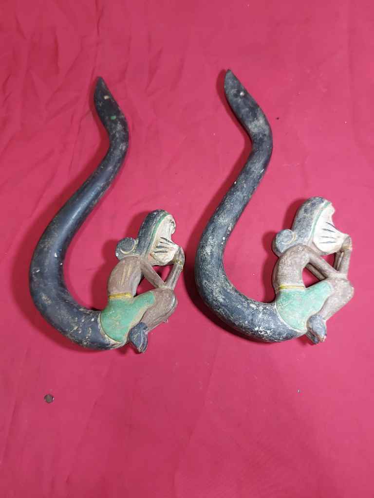 Gantungan klambu tua bahan kayu