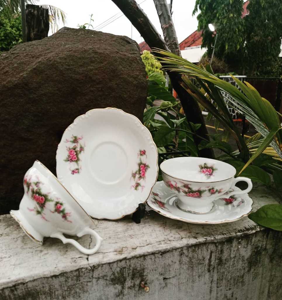 Cangkir Porcelain Vintage
