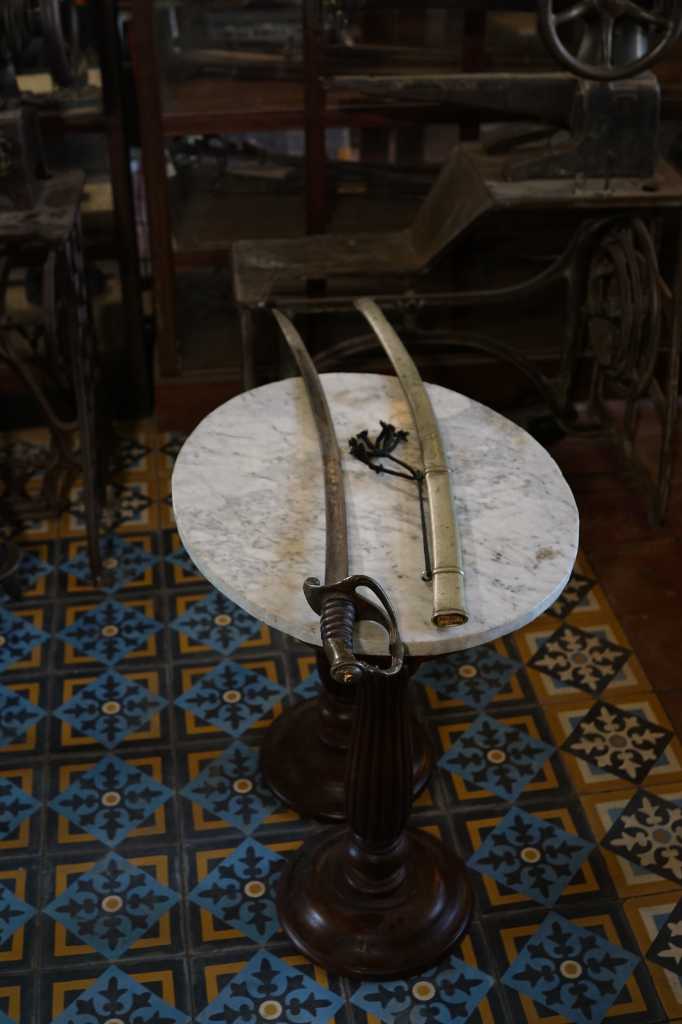 Pedang Eropa Handle Ukir Sayap Burung