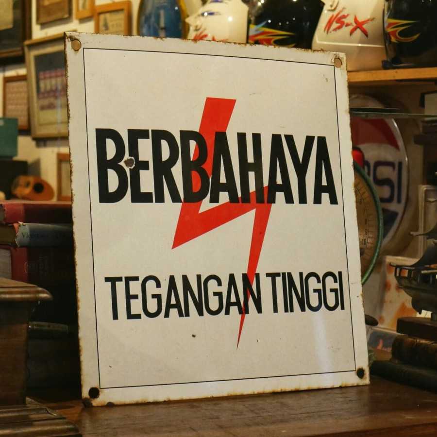 Plat Enamel Awas Tegangan Tinggi Dekorasi Cafe Rumah