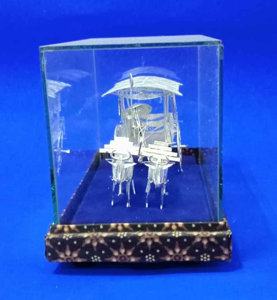Miniatur Gerobak Sapi Bahan Tembaga Dan Perak
