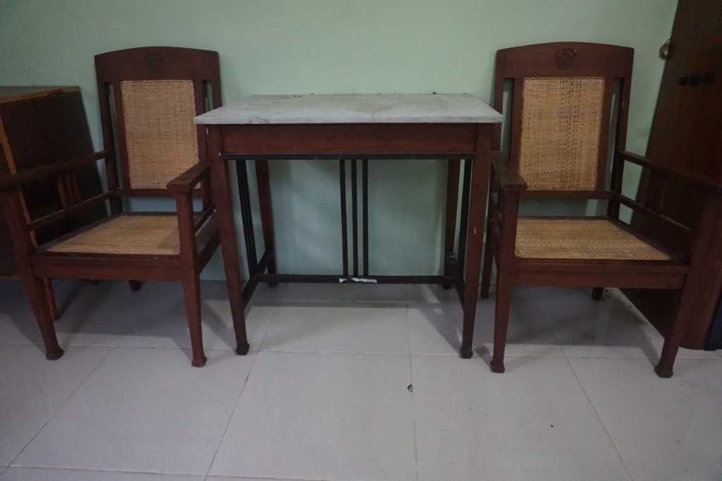 Satu set meja kursi marmer