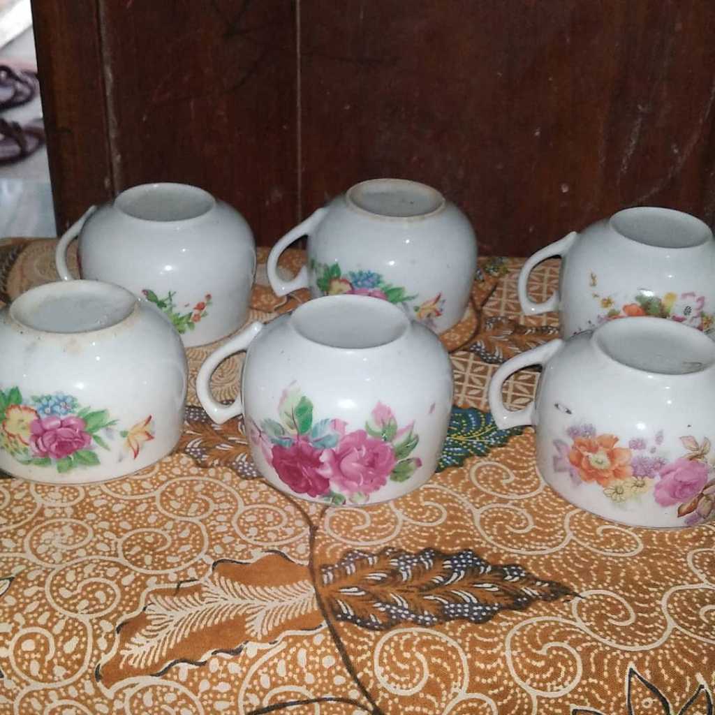 Cangkir Keramik Vintage