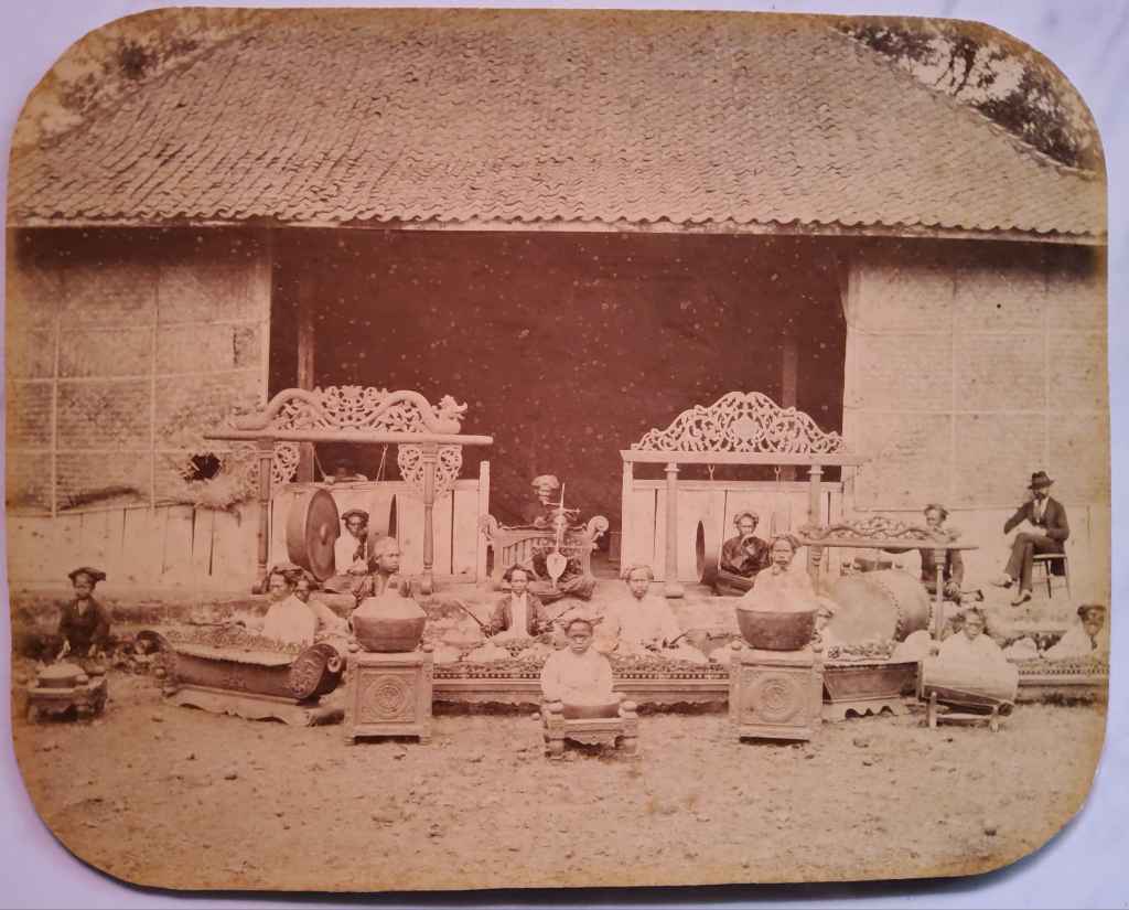Foto Antik / Foto Kuno; estimasi tahun 1870-an; ukuran 24,5cm x 19cm