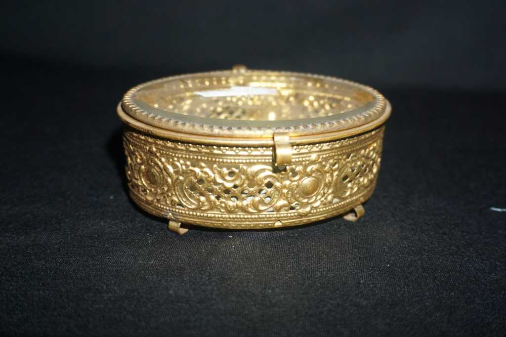 Tempat Perhiasan Emas Antik